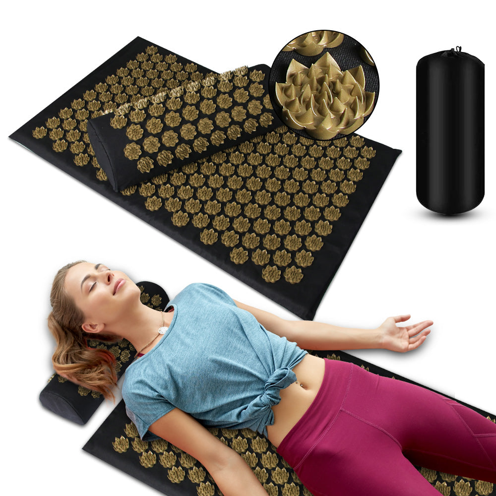 Vue latérale du tapis d’acupression et oreiller noir et or pour détente du dos et confort postural