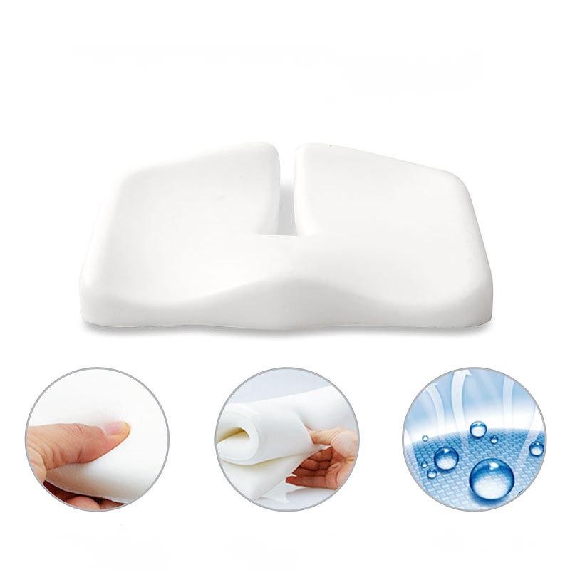 Almofada ergonómica branca em espuma de memória com recorte para o cóccix, da Reprogrammer Boutique