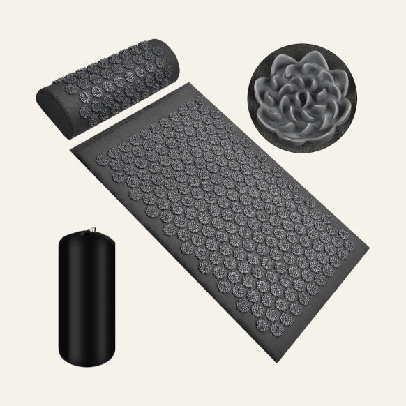 Vue latérale du tapis et oreiller noir et gris pour détente et confort optimal